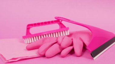 Toz bezi, lastik lateks eldiven, pembe plastik fırça ve cam temizleyicisi..