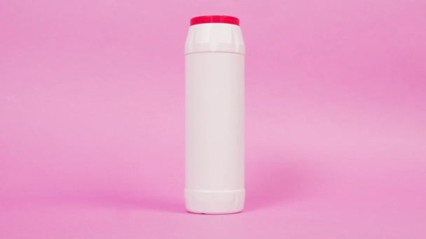 Biała plastikowa butelka z tworzywa sztucznego pochodzącego z recyklingu. Różowe jasne tło. — Wideo stockowe