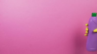 Sağda, lastik eldivenli bir el ve bir şişe ev yapımı kimyasallar..