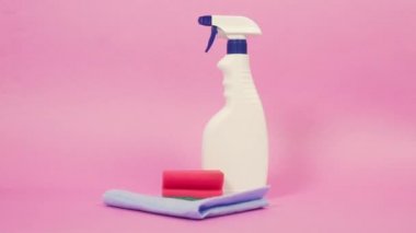 Evi temizlemek için kullanılan kimyasal maddelerle dolu beyaz plastik sprey şişesi..