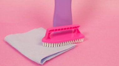 Plastik bir kavanoz temizlik malzemesi, temiz bir bez ve bir fırça..