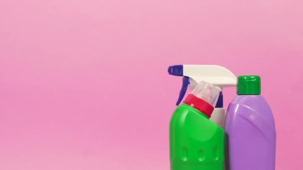Po prawej są cztery butelki detergentu czyszczącego. Zielony, żółty, fioletowy słoik. — Wideo stockowe