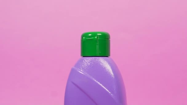 Gros plan d'un bouchon vert sur une bouteille violette de produits chimiques ménagers. — Video