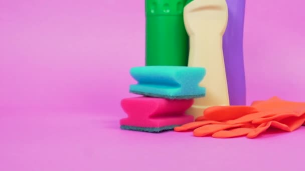 Boden einer Flasche Reinigungsmittel, eines Schwammes und orangefarbener Latex-Handschuhe. — Stockvideo