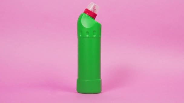 Botol hijau yang terbuat dari plastik daur ulang dengan bahan kimia rumah tangga. — Stok Video