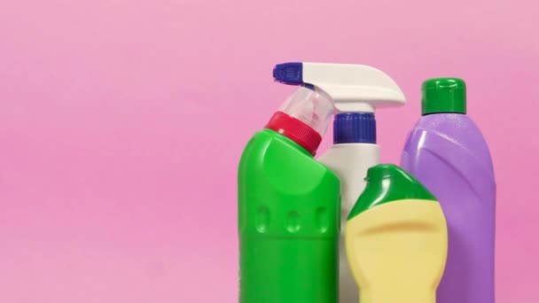 Rechts sind Flaschen Reinigungsmittel und ein Schwamm zum Geschirrspülen. — Stockvideo