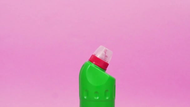 Una bottiglia di plastica verde con un agente chimico e due spugne per lavare i piatti. — Video Stock