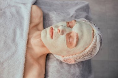 Yeşil kille kaplı genç bir adamın üst görüntüsü. Deri temizleyici.