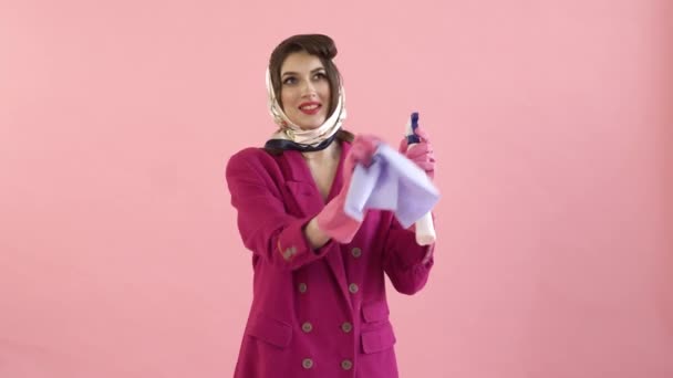 Stylische Frau mit Kopftuch wäscht die Fenster. — Stockvideo