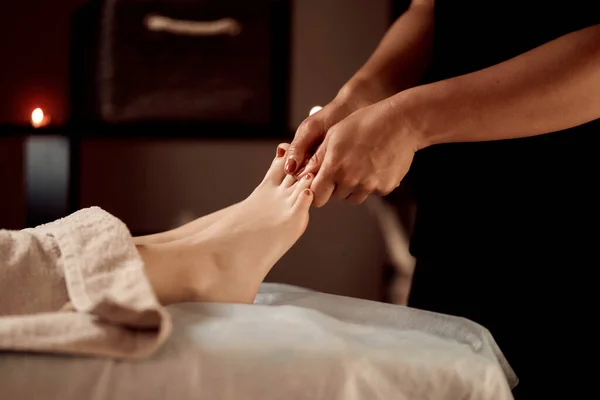 Massagem terapeuta faz mãos com óleo relaxante massagem nos pés com pedicure. — Fotografia de Stock