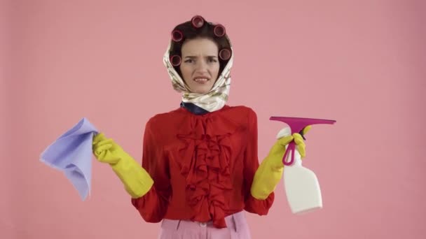 En ung hemmafru kvinna vill inte städa huset, tvätta fönstren. — Stockvideo