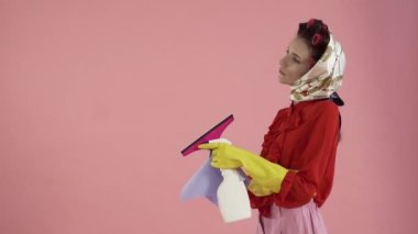 Yorgun genç bir kadın hizmetçi soldaki boş alana bakar ve iç çeker..