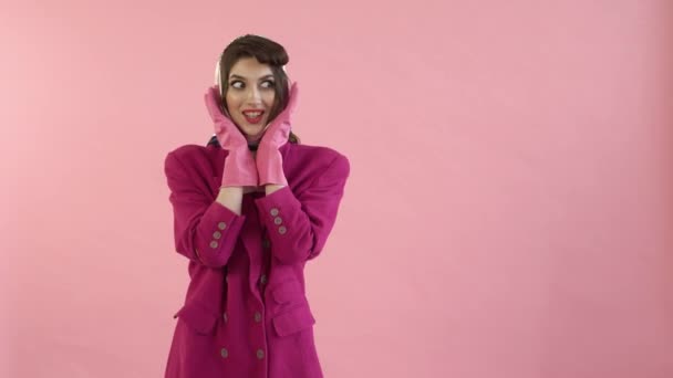 Женщина с ярким макияжем в резиновых перчатках удивлена и смотрит в камеру — стоковое видео