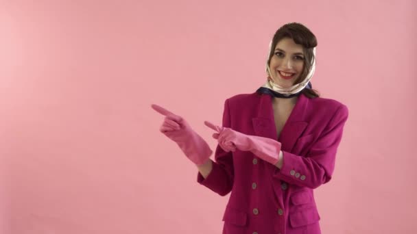 Kvinnan pekar med händerna på en kopia av utrymmet till vänster. Pin-up stil — Stockvideo