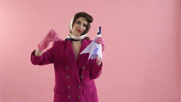 Een handschoen vrouw houdt een glazenwasser spray en toont een duim-naar-beneden gebaar. — Stockvideo