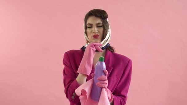 La femme réfléchit à la façon de commencer le nettoyage dans les gants, les produits chimiques ménagers — Video