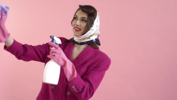 Una elegante mujer enganchada lava ventanas con guantes. Un pañuelo.. — Vídeos de Stock