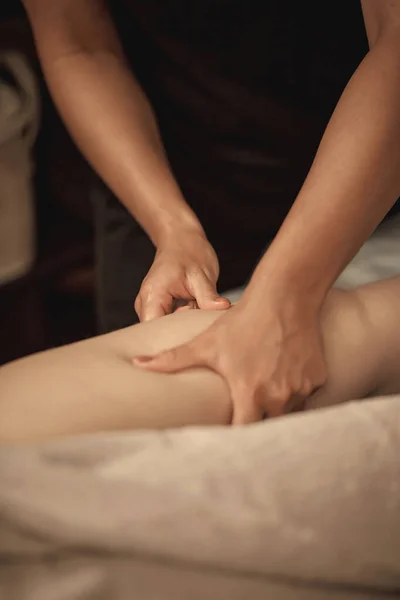 Masaje Wellness de piernas delgadas en la sala de masajes. Masaje anti-celulitis. — Foto de Stock