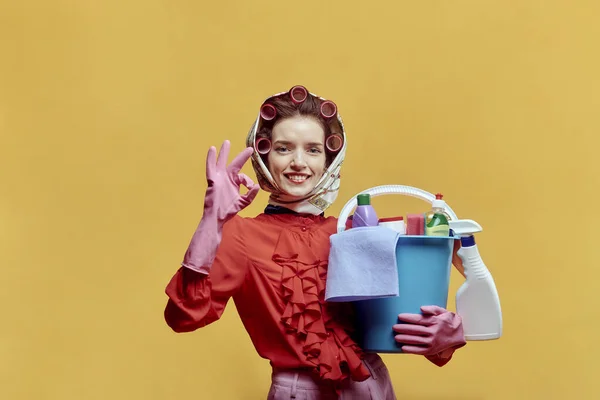 Una señora de la limpieza con herramientas de limpieza hace un buen gesto. Estilo pin-up. — Foto de Stock