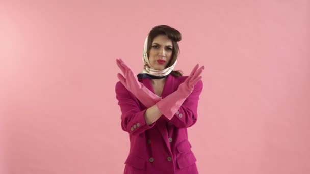La mujer cruza los brazos y hace un gesto sin manos. Guantes de látex rosa. — Vídeo de stock
