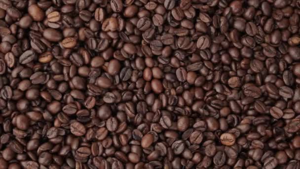 Kaffebönor smulas sönder till en inskription, en hand lägger ner en kopp kaffe. — Stockvideo