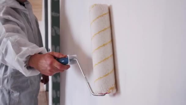 Gros plan peinture des murs avec un rouleau. Mouvement du rouleau sur le mur. — Video