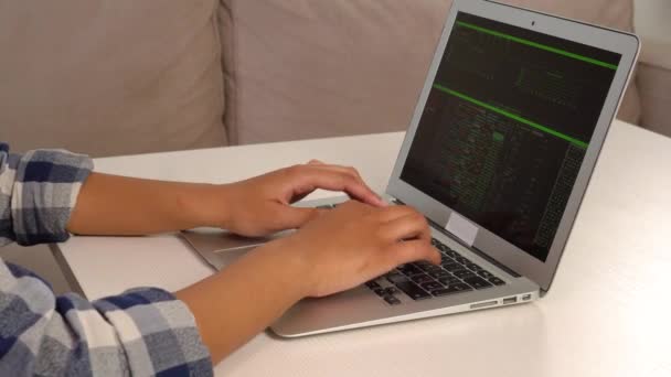 Uma mulher rapidamente digita texto em um teclado de laptop enquanto está sentado em casa. — Vídeo de Stock