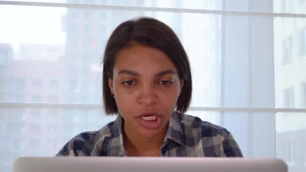 Egy nő kommunikál és kiabál egy emberrel az interneten egy laptoppal.. — Stock videók