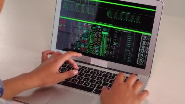 Kvinnliga händer av en cyberbrottsling skriva snabbt text på en bärbar dator tangentbord. — Stockvideo