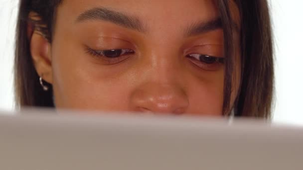 Bruine ogen van een jonge zwarte vrouw werken vanuit huis online. — Stockvideo