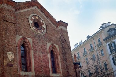 Avrupa 'nın en yüksek kırmızı tuğladan yapılmış eski binası. Turizm kavramı.