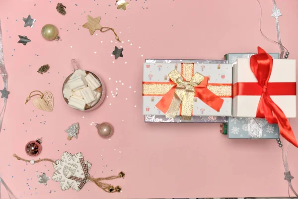 Vista superior de cajas de Navidad, regalos y una taza de cacao con malvaviscos. — Foto de Stock