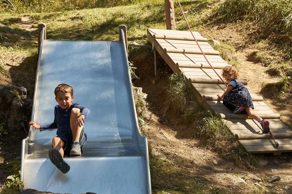 A gyermekek sporttevékenysége. Testvérek együtt játszanak.. — Stock Fotó