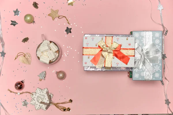 Vista superior de regalos de Navidad de color plateado y una taza de cacao con malvaviscos. — Foto de Stock