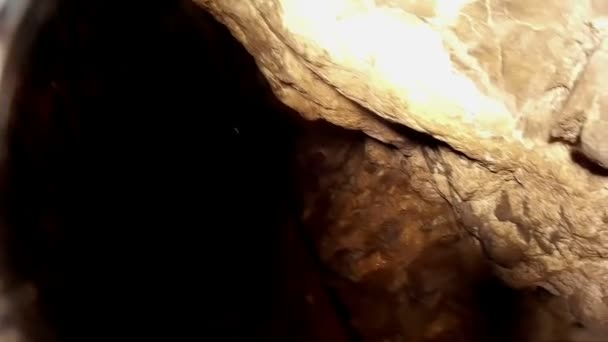 Im Inneren der Höhle — Stockvideo