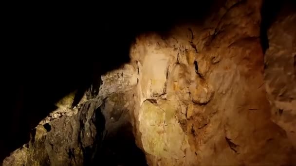 Dentro de la cueva — Vídeo de stock