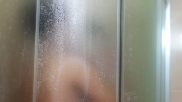 Douchen in de douchecabine — Stockvideo