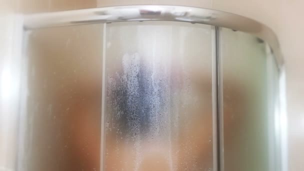 Duschen in der Dusche — Stockvideo