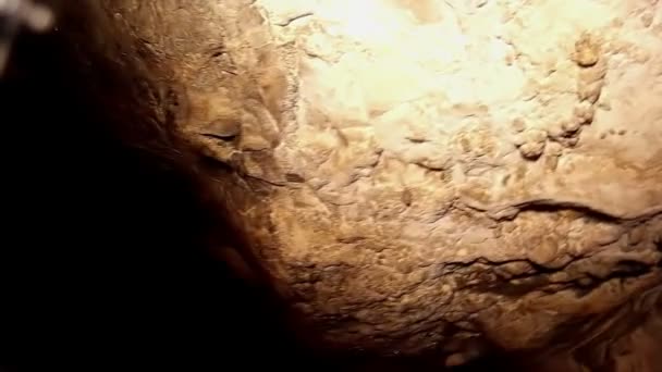 Im Inneren der Höhle - in einer Höhle herumlaufen — Stockvideo