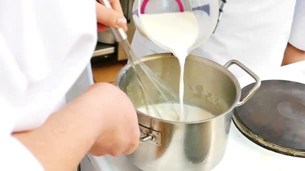 Profesionální kuchař vaří mléko v pomalém pohybu — Stock video