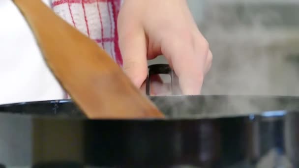 Professionele Chef koks vis in een Pan in Slow Motion — Stockvideo