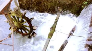 Eski değirmen tekerlek yakın bir şelale önünde kadar