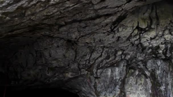 Красота природы - в пещере — стоковое видео