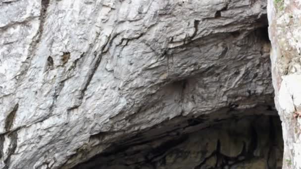 Kraft der Natur - prachtvoller Wasserfall und eine Höhle in Nahaufnahme — Stockvideo