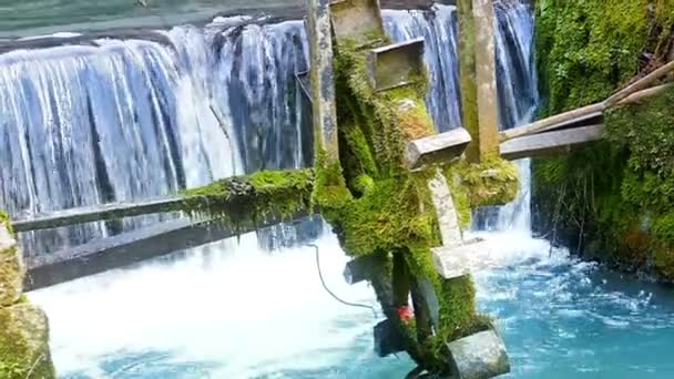 Vecchia ruota del mulino di fronte a una cascata in movimento lento — Video Stock