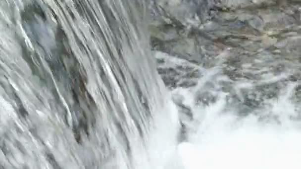 Puissance de la nature - Magnifique cascade en gros plan dans une belle nature 