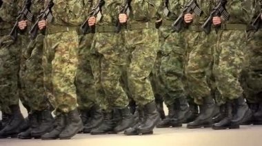 Yakın çekim şehirde askerlerin askeri yürüyüş