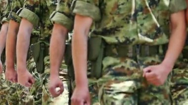 Yakın çekim şehirde askerlerin askeri yürüyüş