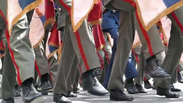 Militaire marcheren van soldaten in de stad in slow motion — Stockvideo