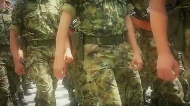 Wojskowych maszerujących żołnierzy w mieście w zwolnionym tempie — Wideo stockowe